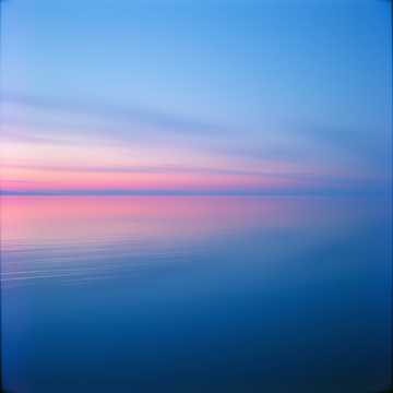 চুপচাপ দাঁড়িয়ে থাকা